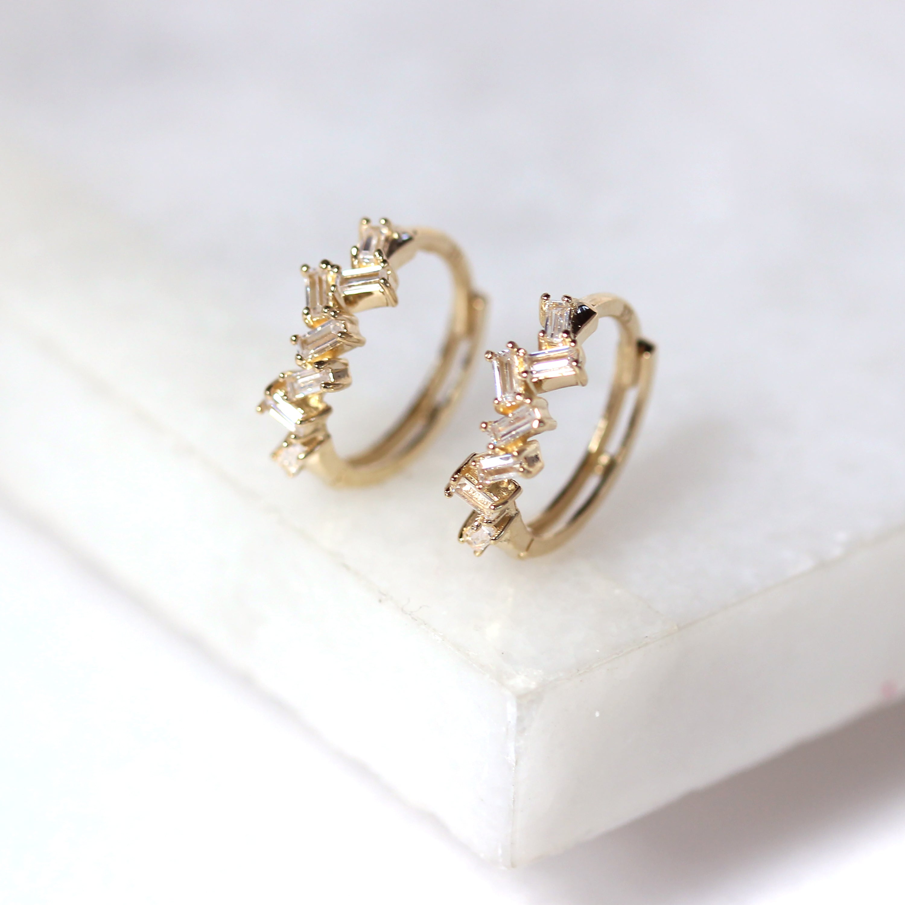 9 Karat Gold Baguette Schliff Krallen Fassung CZ 12 mm Klappcreolen Ohrringe