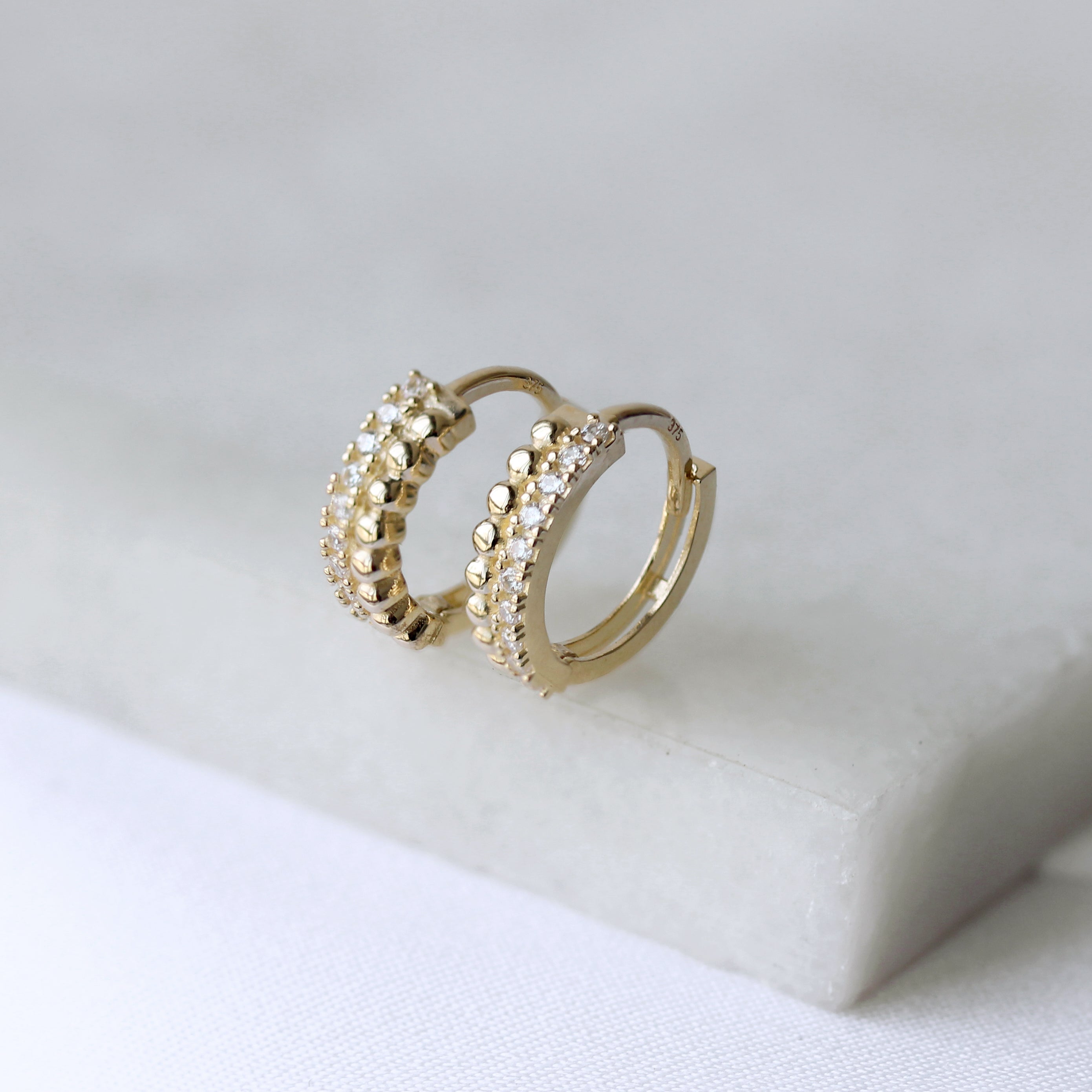 9 Karat Gold Pompon Kügelchen Pavé Fassung CZ 13 mm Klappcreolen Ohrringe