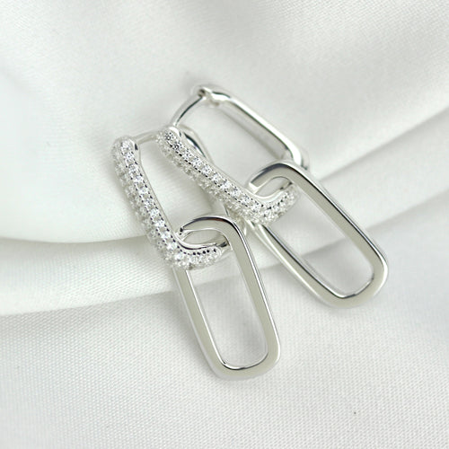 Ovale Huggie-Creolen aus Sterlingsilber mit langen Gliedern und Zirkonia