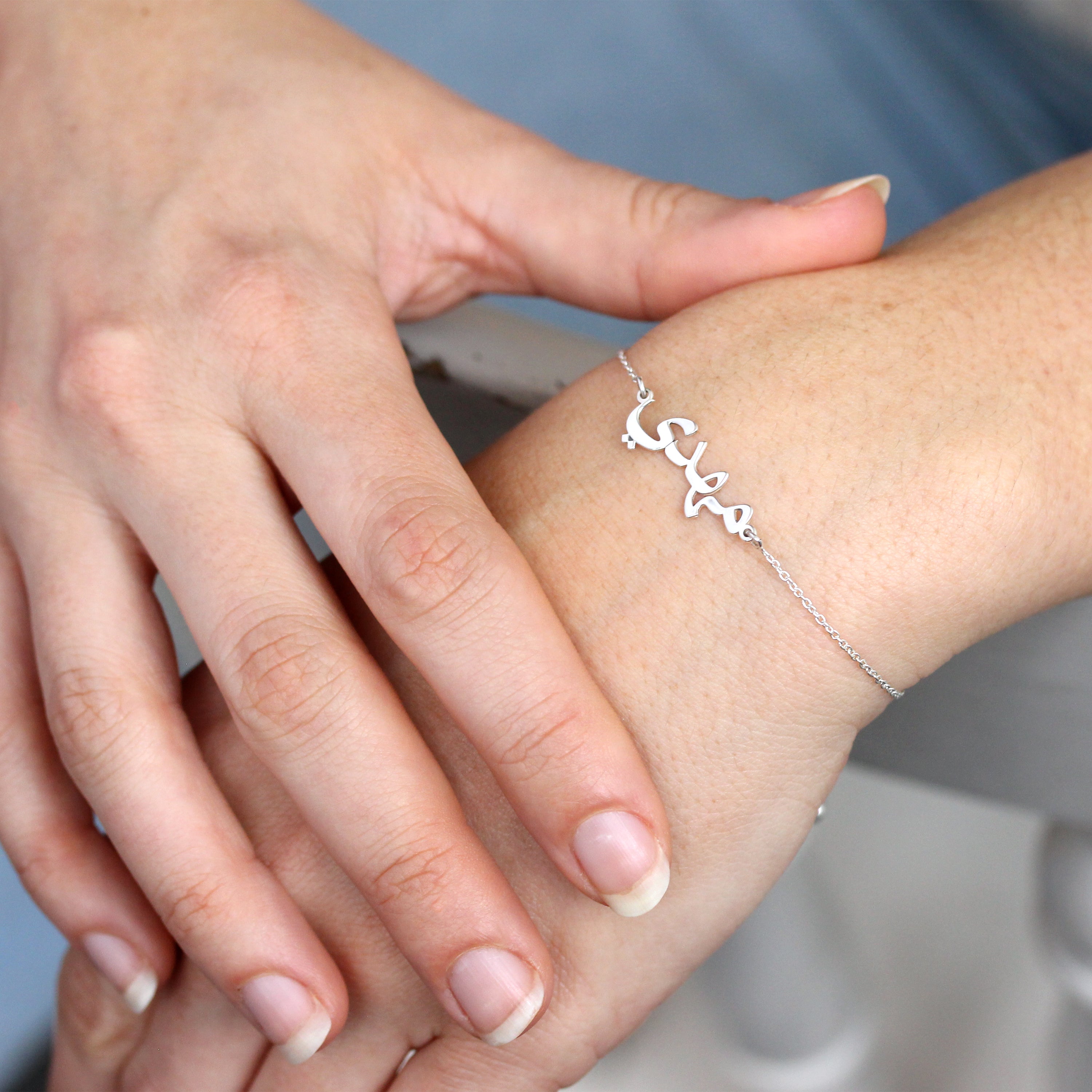 Personalisiertes Sterlingsilber Namensarmband mit mehreren Sprachen