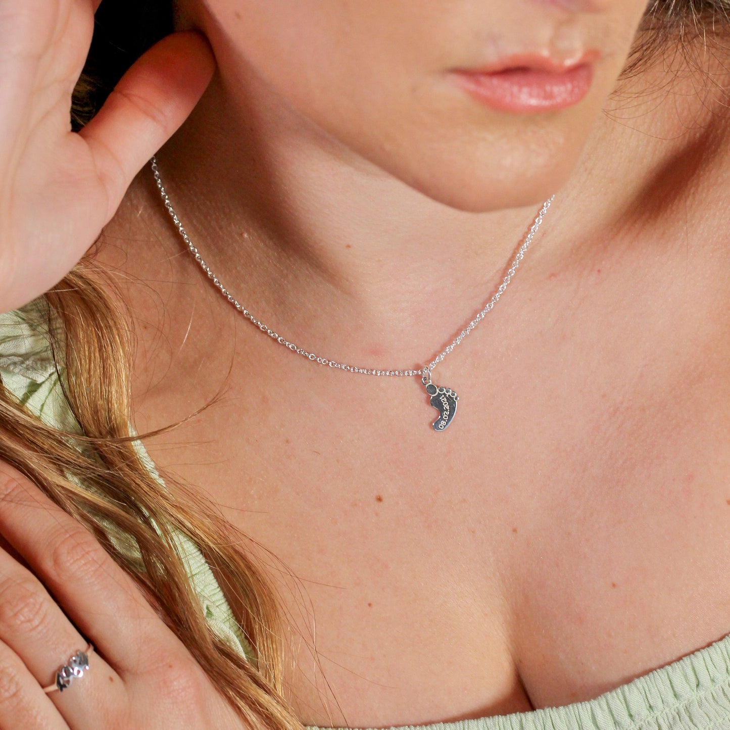 Maßgefertigte Halskette aus Sterlingsilber mit Babyfuß und Namen, 16–24 Zoll