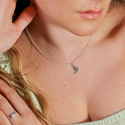 Maßgefertigte Halskette aus Sterlingsilber mit Babyfuß und Namen, 16–24 Zoll
