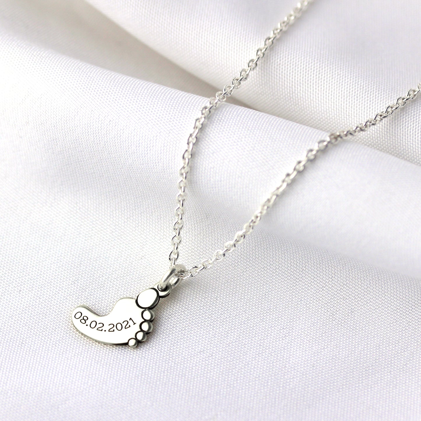 Maßgefertigte Halskette aus Sterlingsilber mit Babyfuß und Namen, 16–24 Zoll