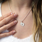 Maßgefertigte Halskette aus Sterlingsilber mit Babyfüßen und Namen, 16–24 Zoll