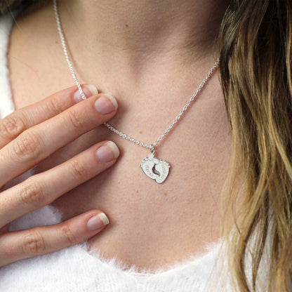 Maßgefertigte Halskette aus Sterlingsilber mit Babyfüßen und Namen, 16–24 Zoll