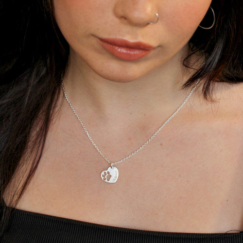 Personalisierte Halskette aus Sterlingsilber mit Pfote, Herz und Namen
