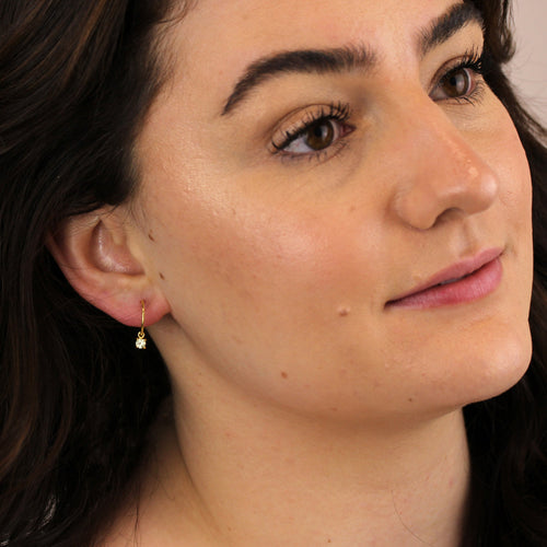 Creolen mit Charm aus vergoldetem Sterlingsilber und Peridot-Zirkonia