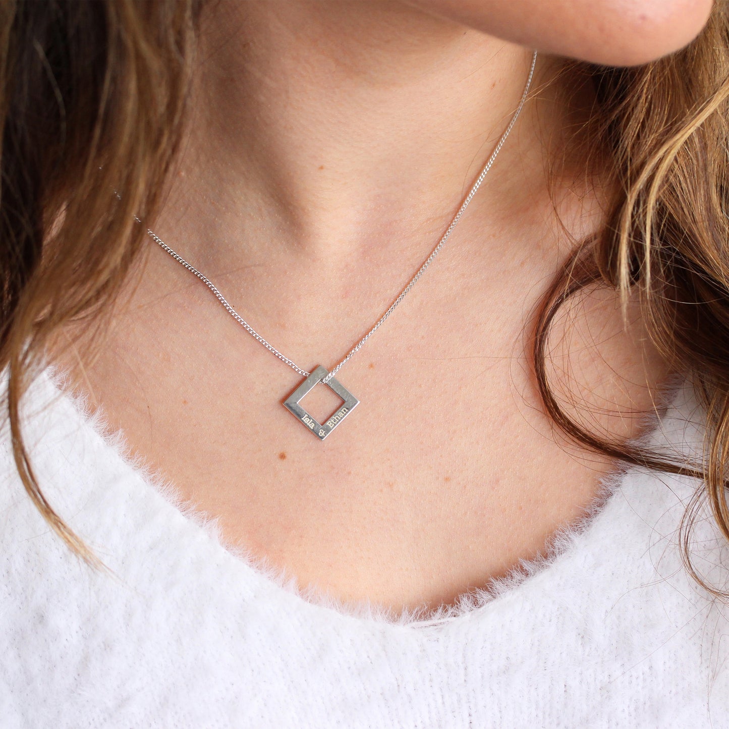 Personalisierte Halskette aus Sterlingsilber mit Familiennamen in quadratischer Form