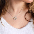 Personalisierte Halskette aus Sterlingsilber mit Familiennamen in quadratischer Form