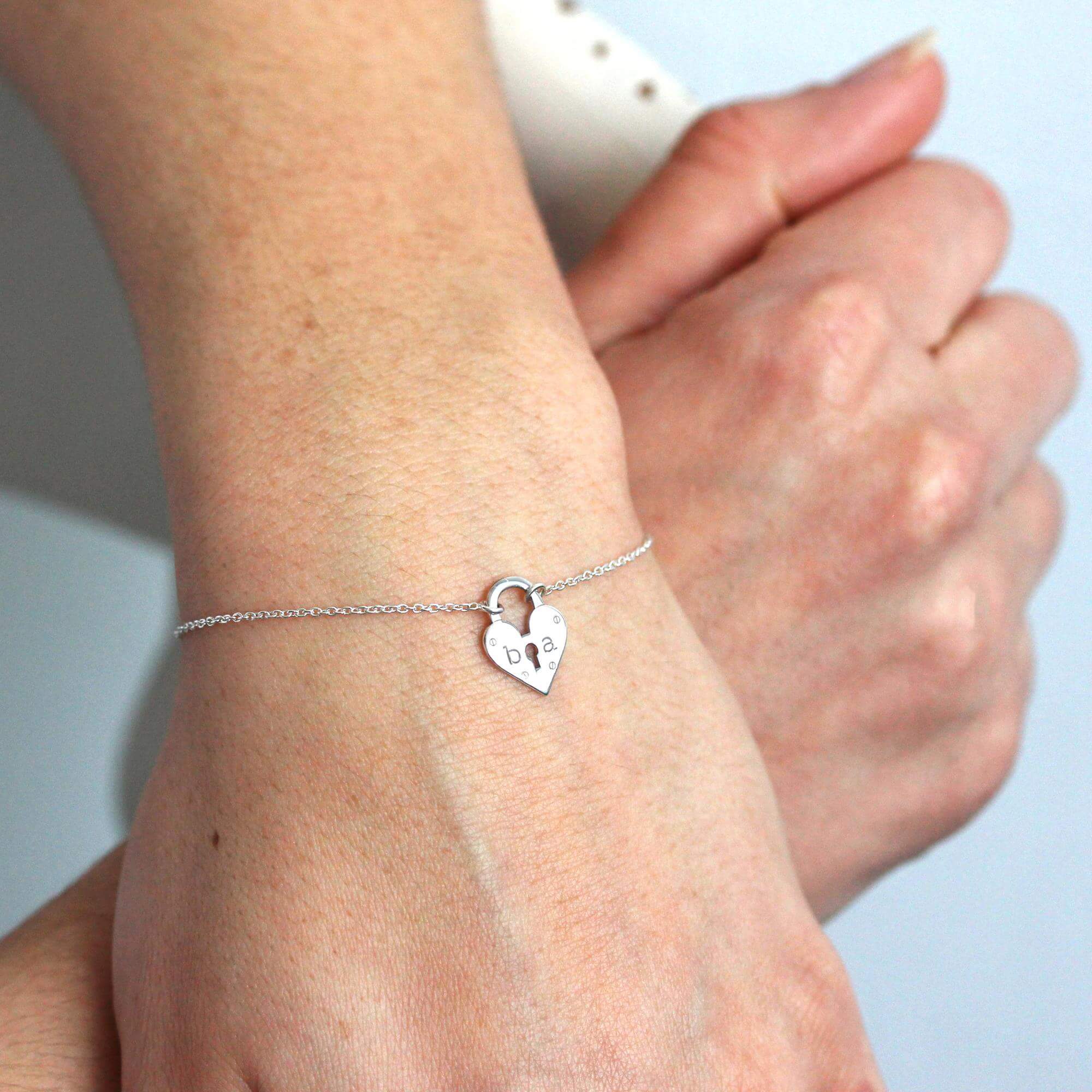 Personalisiertes Sterlingsilber Initialen Herz Vorhängeschloss-Armband