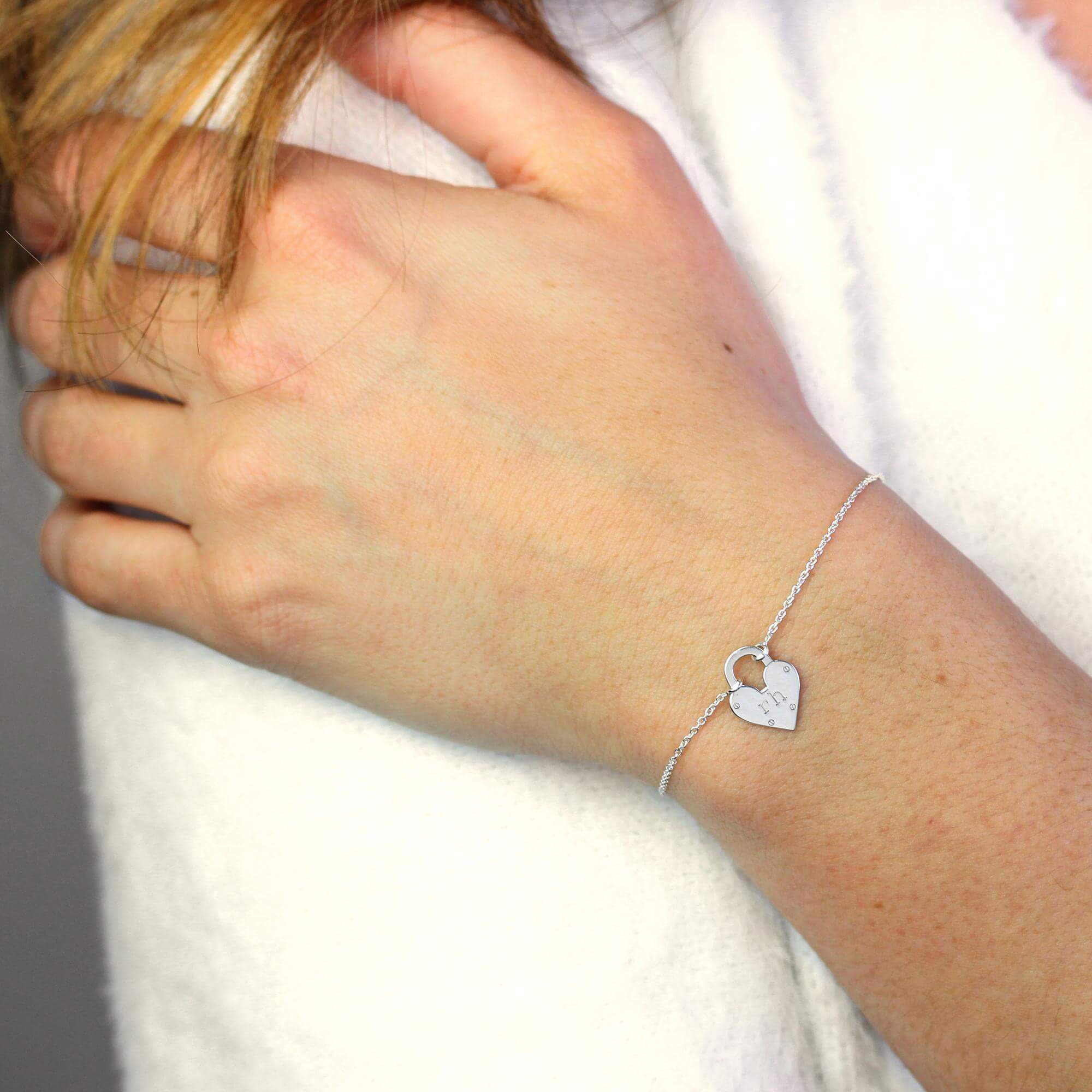 Personalisiertes Sterlingsilber Initialen Herz Vorhängeschloss-Armband