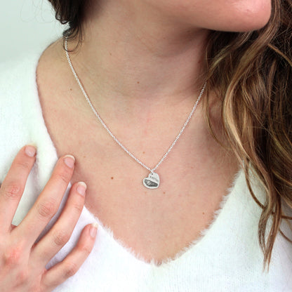 Maßgefertigte Halskette aus Sterlingsilber mit Fußabdruck und Herz 40–60 cm