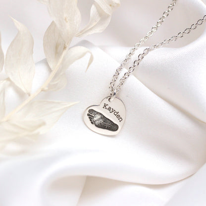 Maßgefertigte Halskette aus Sterlingsilber mit Fußabdruck und Herz 40–60 cm