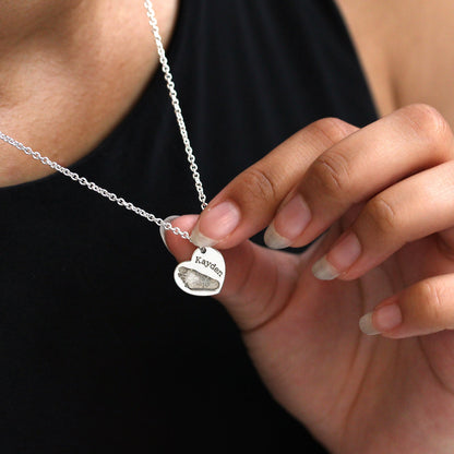 Maßgefertigte Halskette aus Sterlingsilber mit Fußabdruck und Herz 40–60 cm