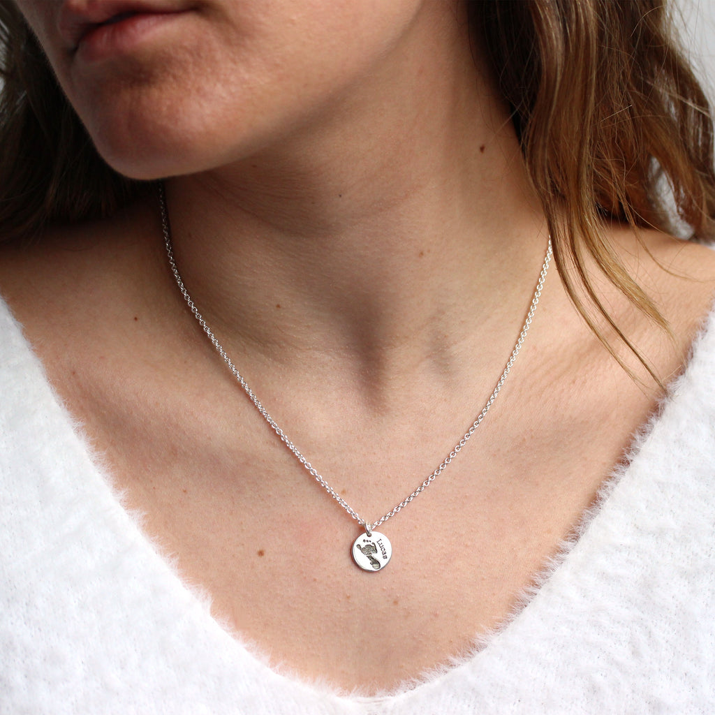 Maßgefertigte Sterlingsilber Fußabdruck runde Namenshalskette 16 - 24 Zoll