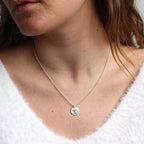 Maßgefertigte Sterlingsilber Fußabdruck runde Namenshalskette 16 - 24 Zoll