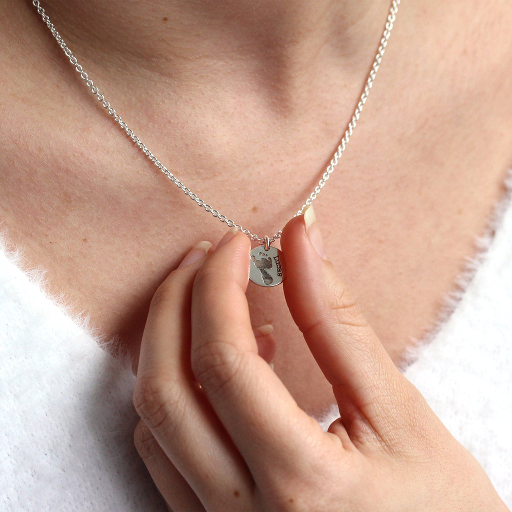 Maßgefertigte Sterlingsilber Fußabdruck runde Namenshalskette 16 - 24 Zoll