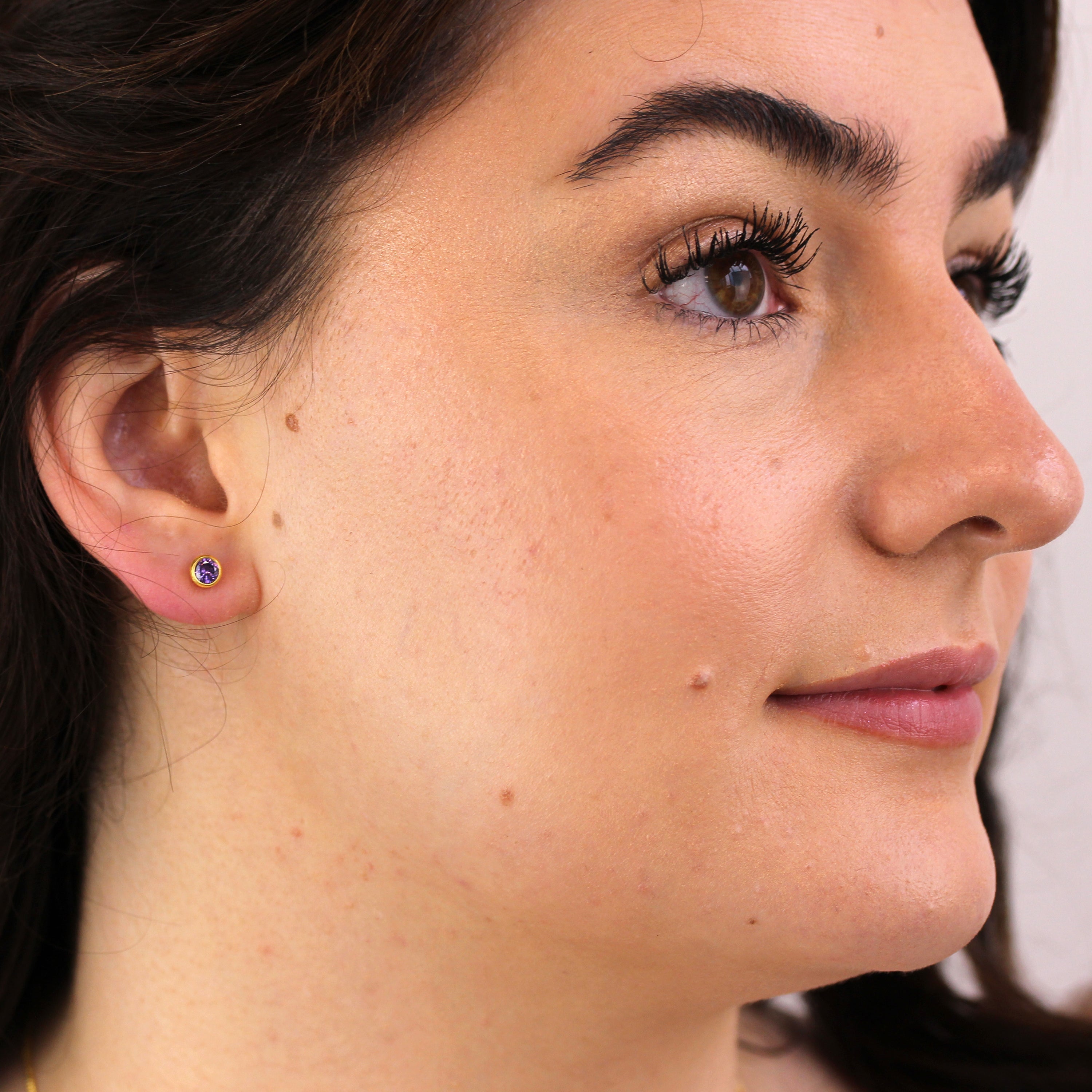 Vergoldet Sterlingsilber Amethyst CZ Überschliff 4 mm Ohrstecker