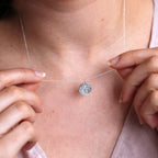 Sterlingsilber-Halskette mit Nelke (Geburtsblume Januar) und 13 mm Gravurplättchen, 35,5 - 56 cm