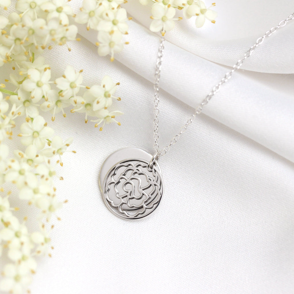 Sterlingsilber-Halskette mit Nelke (Geburtsblume Januar) und 13 mm Gravurplättchen, 35,5 - 56 cm