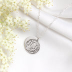 Sterlingsilber-Halskette mit Nelke (Geburtsblume Januar) und 13 mm Gravurplättchen, 35,5 - 56 cm