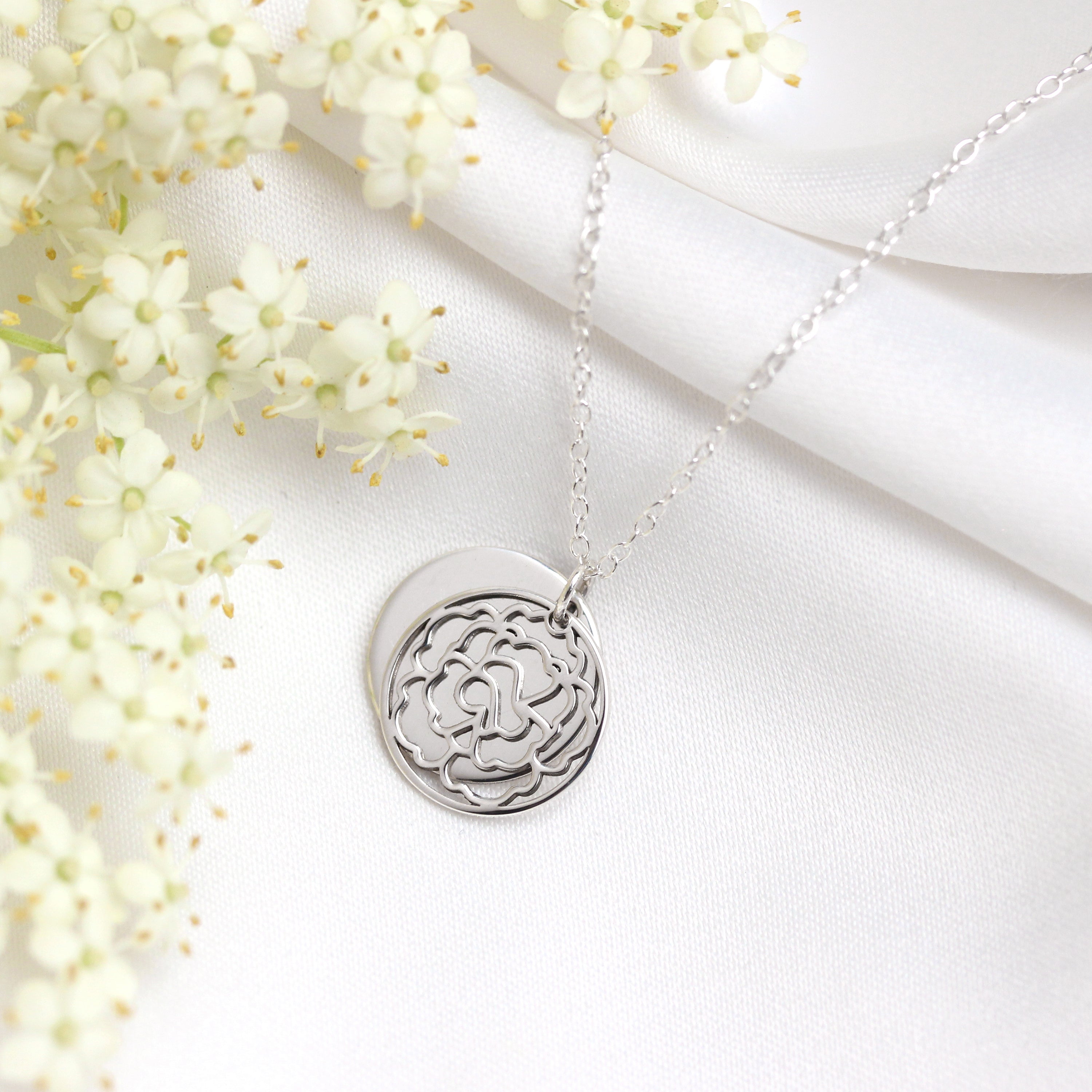 Sterlingsilber-Halskette mit Nelke (Geburtsblume Januar) und 13 mm Gravurplättchen, 35,5 - 56 cm