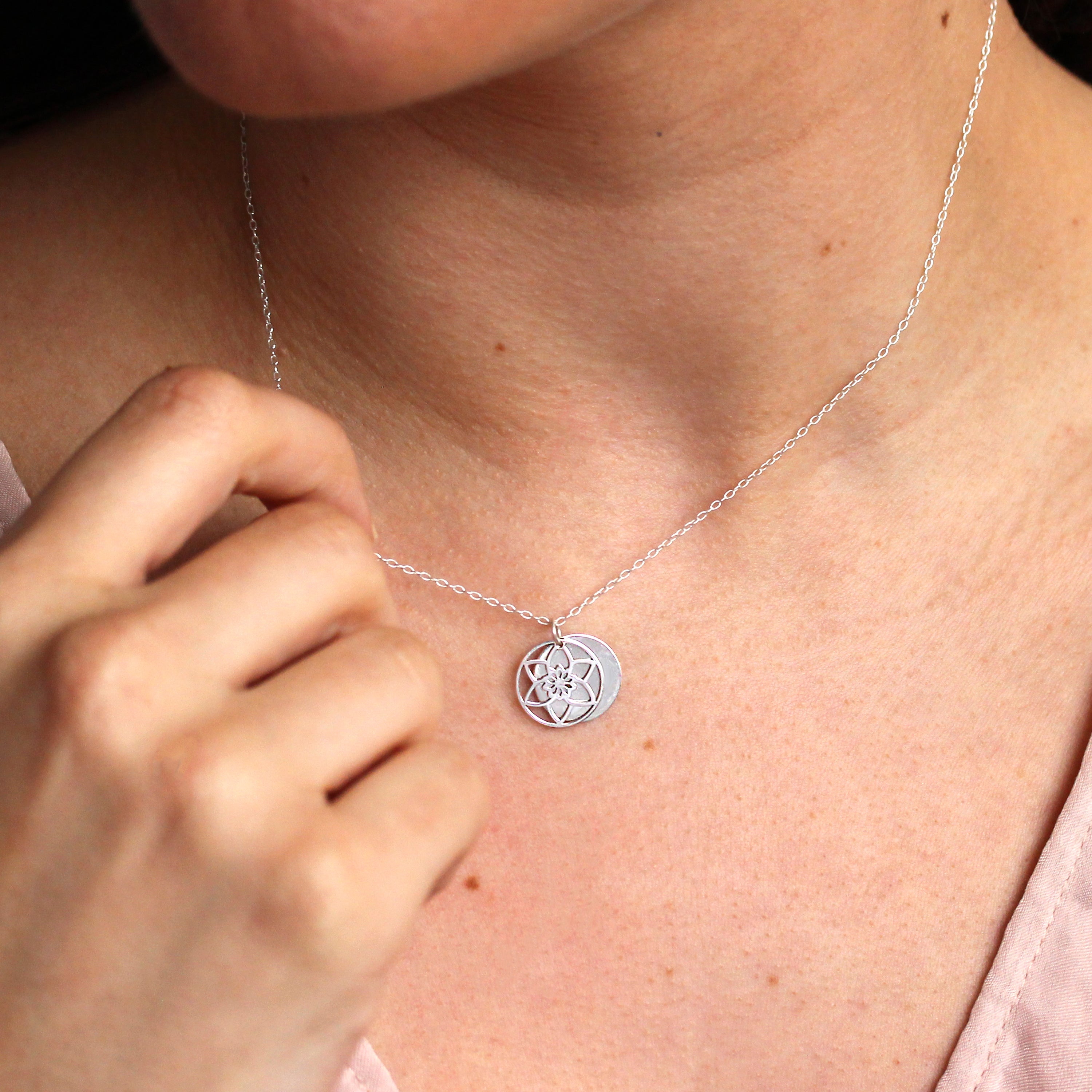 Sterlingsilber-Halskette mit Narzisse (Geburtsblume März) und 13 mm Gravurplättchen, 35,5 - 56 cm