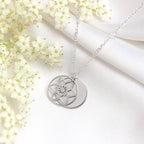 Sterlingsilber-Halskette mit Narzisse (Geburtsblume März) und 13 mm Gravurplättchen, 35,5 - 56 cm