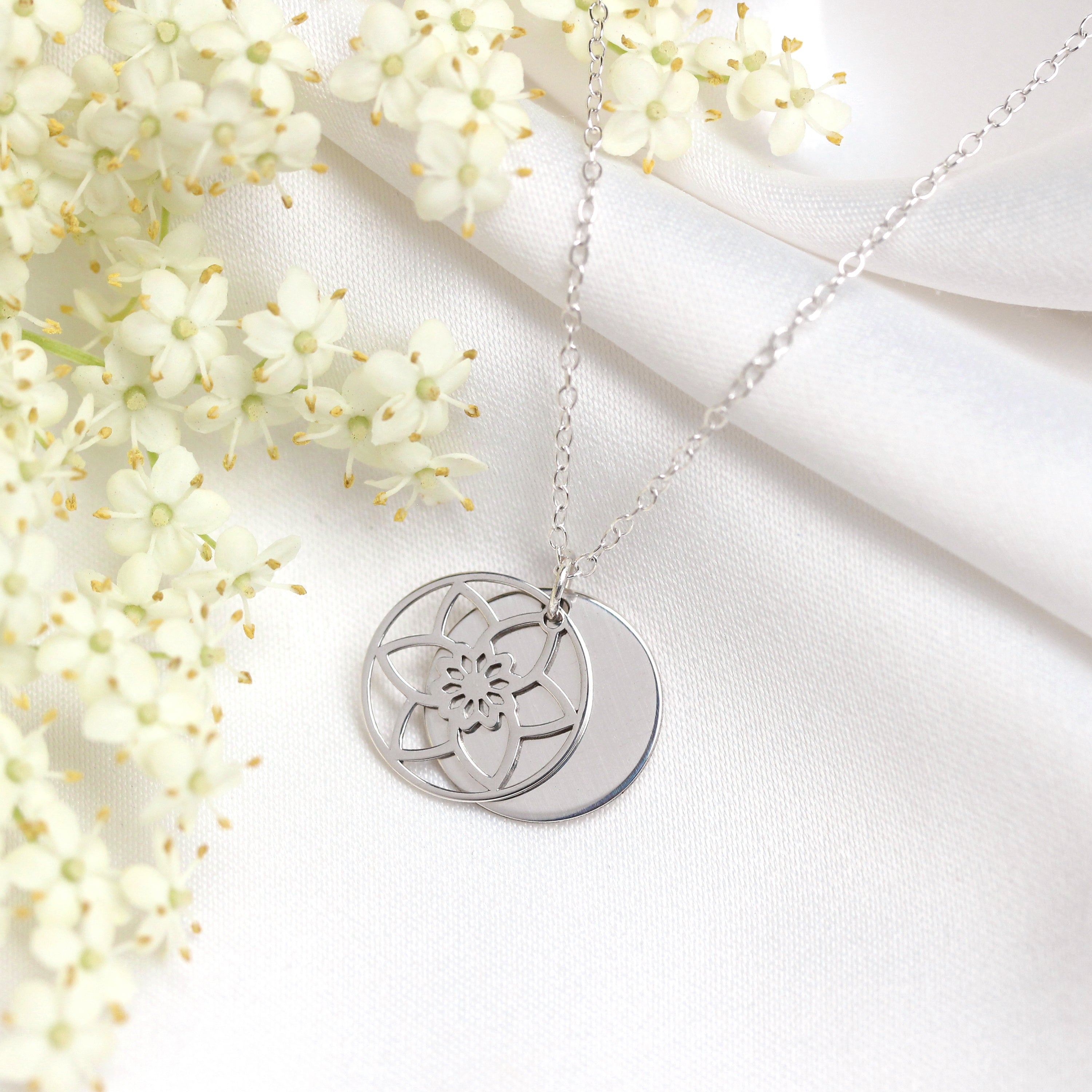 Sterlingsilber-Halskette mit Narzisse (Geburtsblume März) und 13 mm Gravurplättchen, 35,5 - 56 cm