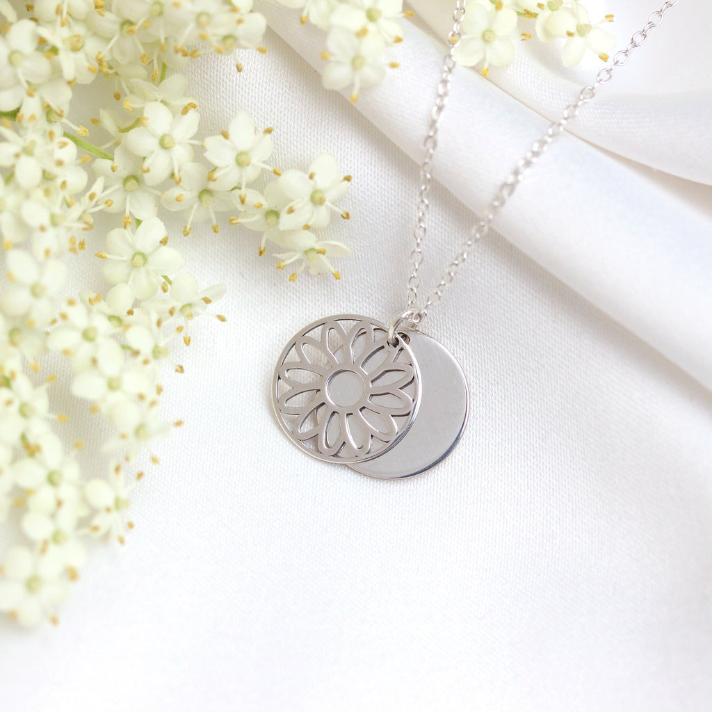 Sterlingsilber-Halskette mit Gänseblümchen (Geburtsblume April) und 13 mm Gravurplättchen, 35,5 - 56 cm
