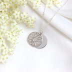 Sterlingsilber-Halskette mit Gänseblümchen (Geburtsblume April) und 13 mm Gravurplättchen, 35,5 - 56 cm