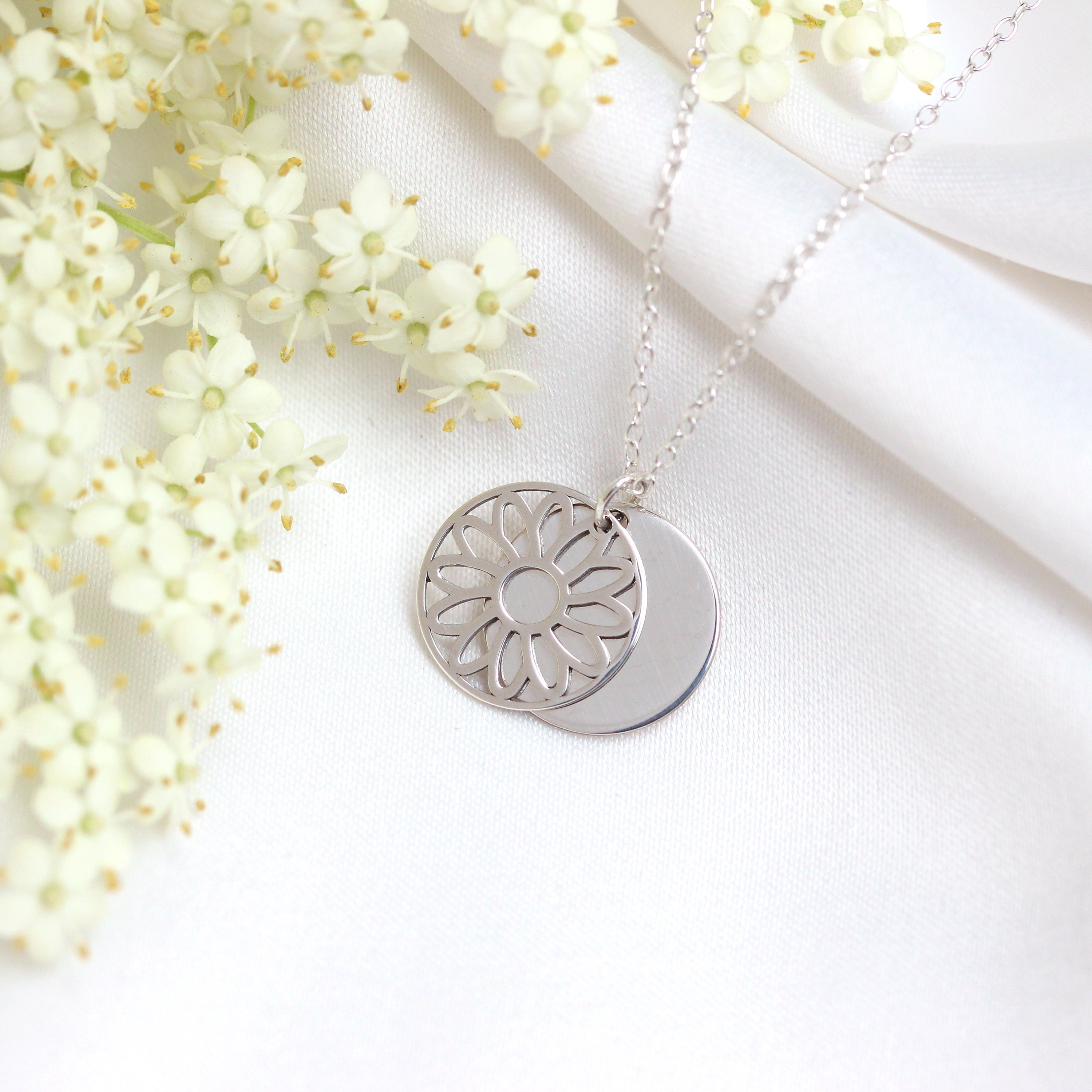Sterlingsilber-Halskette mit Gänseblümchen (Geburtsblume April) und 13 mm Gravurplättchen, 35,5 - 56 cm