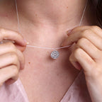 Sterlingsilber-Halskette mit Rittersporn (Geburtsblume Juli) und 13 mm Gravurplättchen, 35,5 - 56 cm