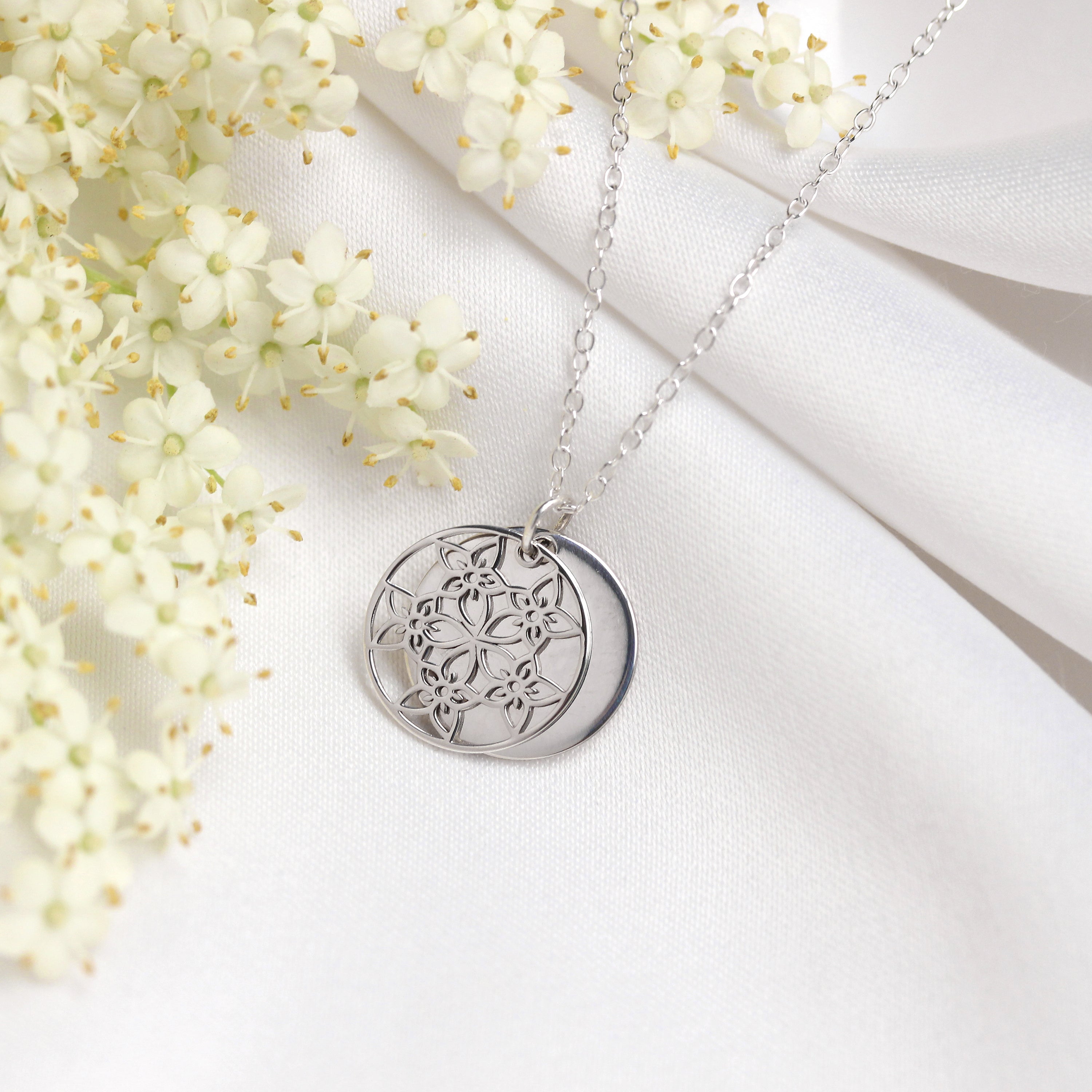 Sterlingsilber-Halskette mit Rittersporn (Geburtsblume Juli) und 13 mm Gravurplättchen, 35,5 - 56 cm