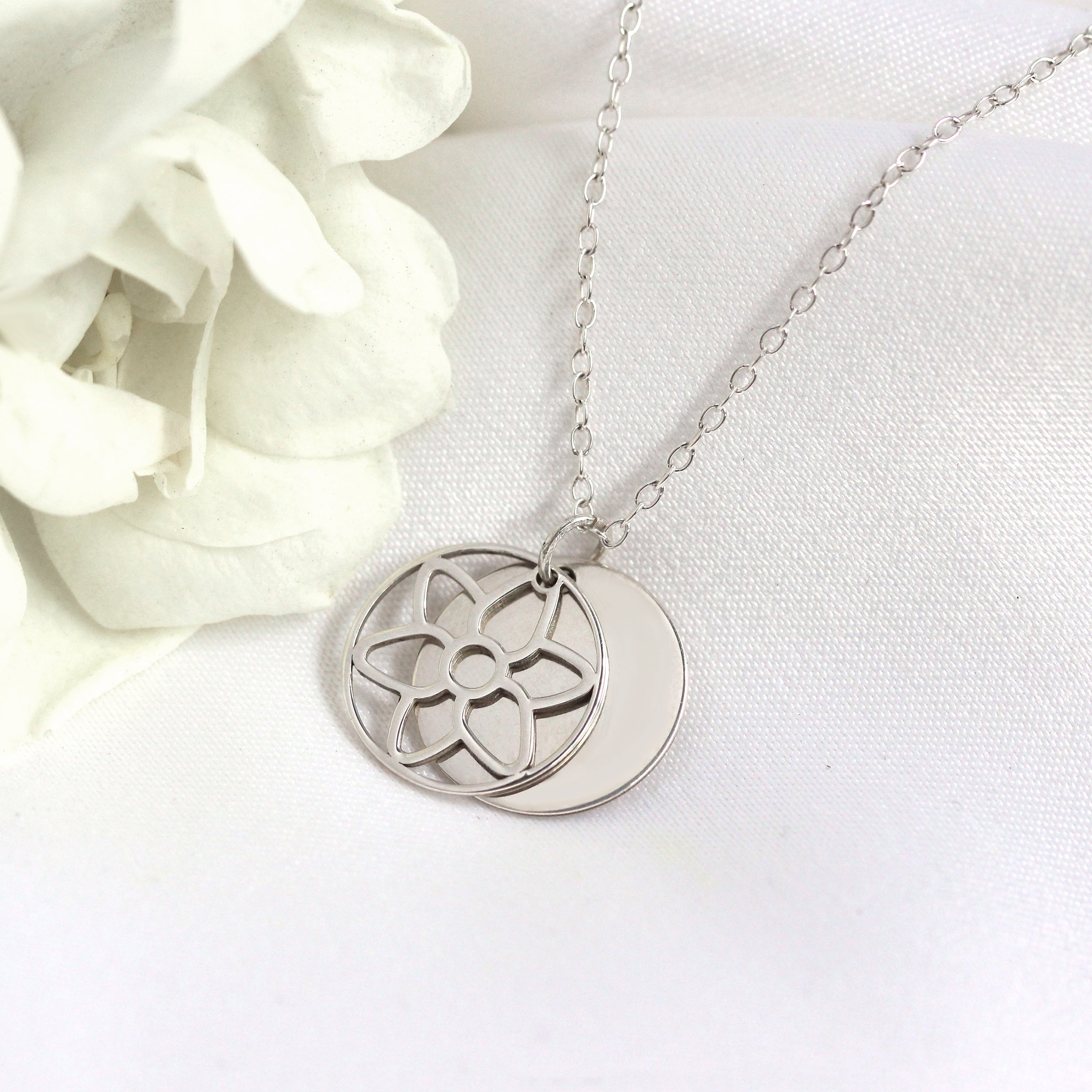 Sterlingsilber-Halskette mit Gladiole (Geburtsblume August) und 13 mm Gravurplättchen, 35,5 - 56 cm