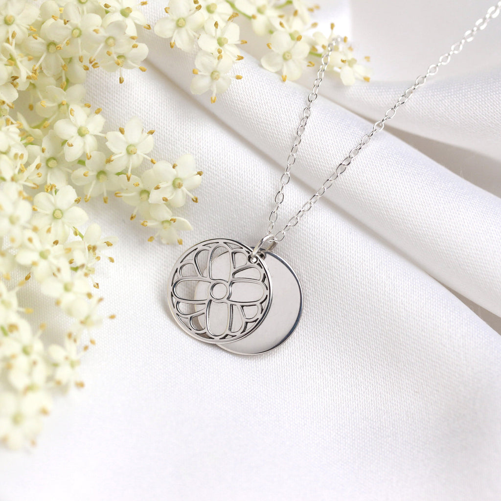 Sterlingsilber-Halskette mit Ringelblume (Geburtsblume Oktober) und 13 mm Gravurplättchen, 35,5 - 56 cm