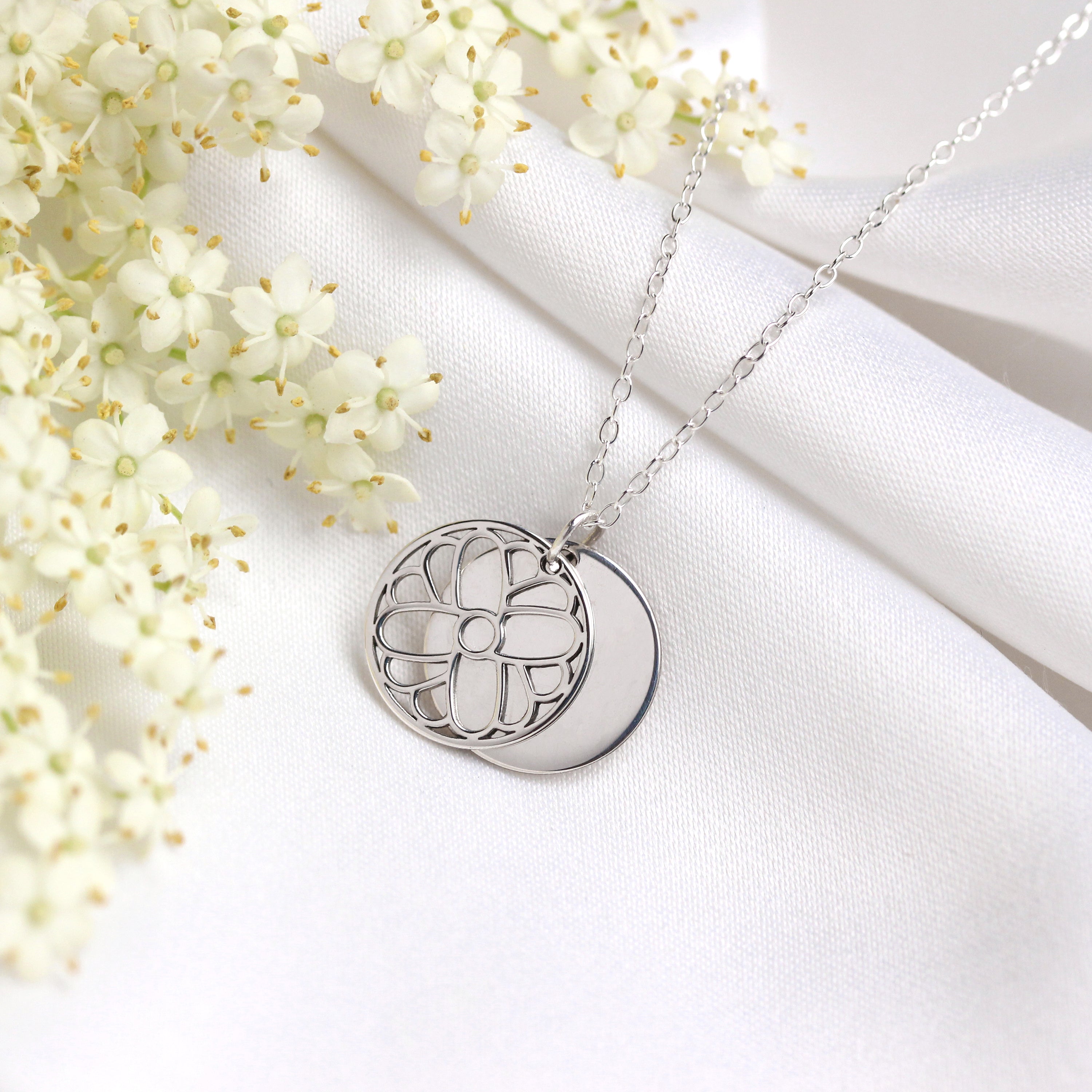 Sterlingsilber-Halskette mit Ringelblume (Geburtsblume Oktober) und 13 mm Gravurplättchen, 35,5 - 56 cm