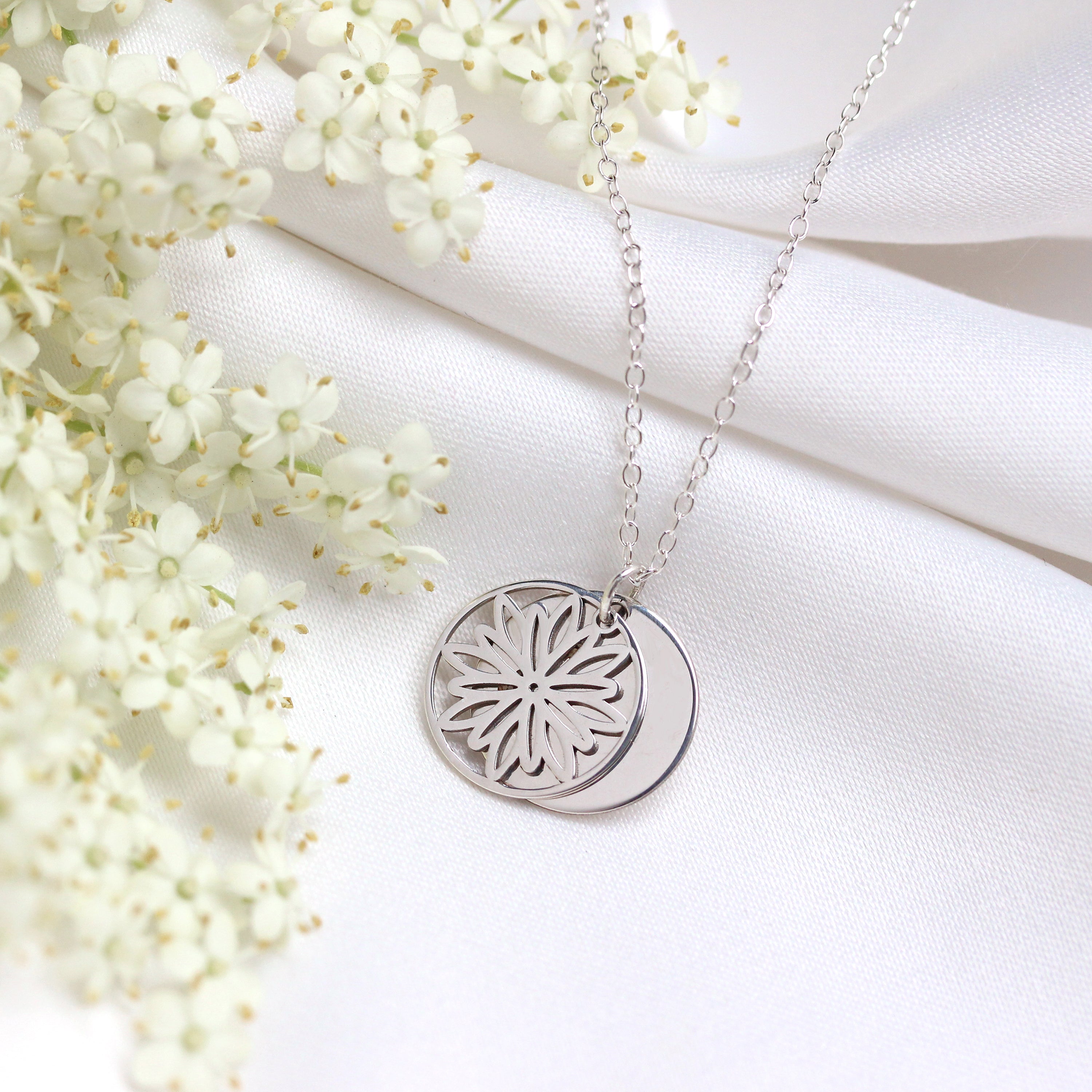 Sterlingsilber-Halskette mit Chrysantheme (Geburtsblume November) und 13 mm Gravurplättchen, 35,5 - 56 cm