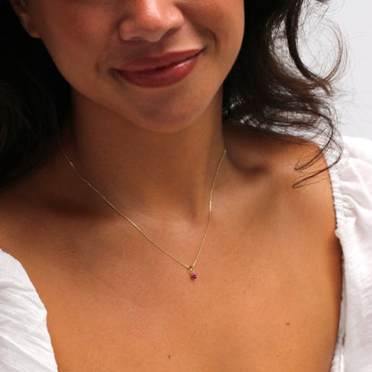 Halskette mit rundem Rubin-CZ in Krappenfassung aus 9 Karat Gold, 16–20 Zoll