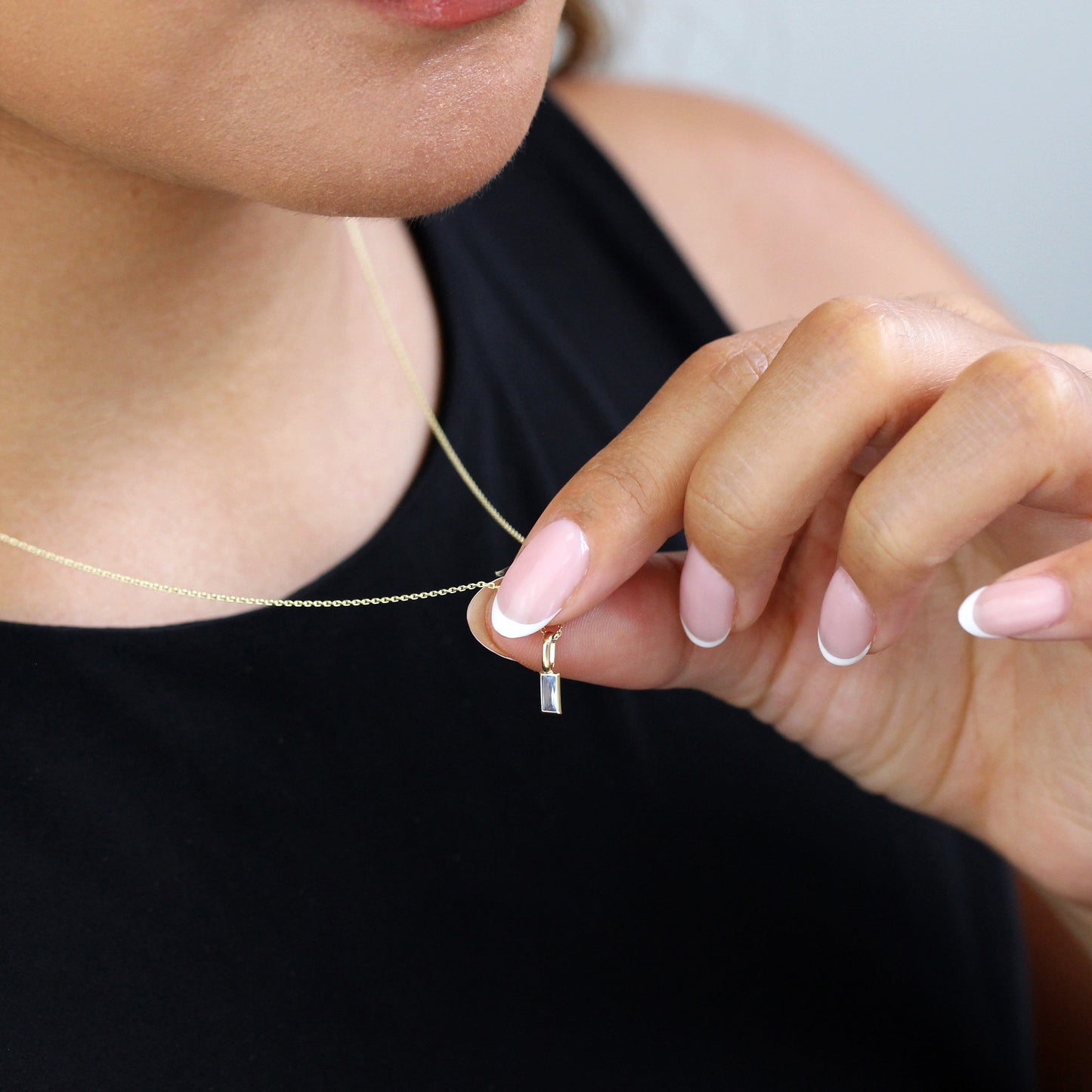 Halskette aus 9 Karat Gold mit Baguette-Aquamarin und CZ, 16–20 Zoll