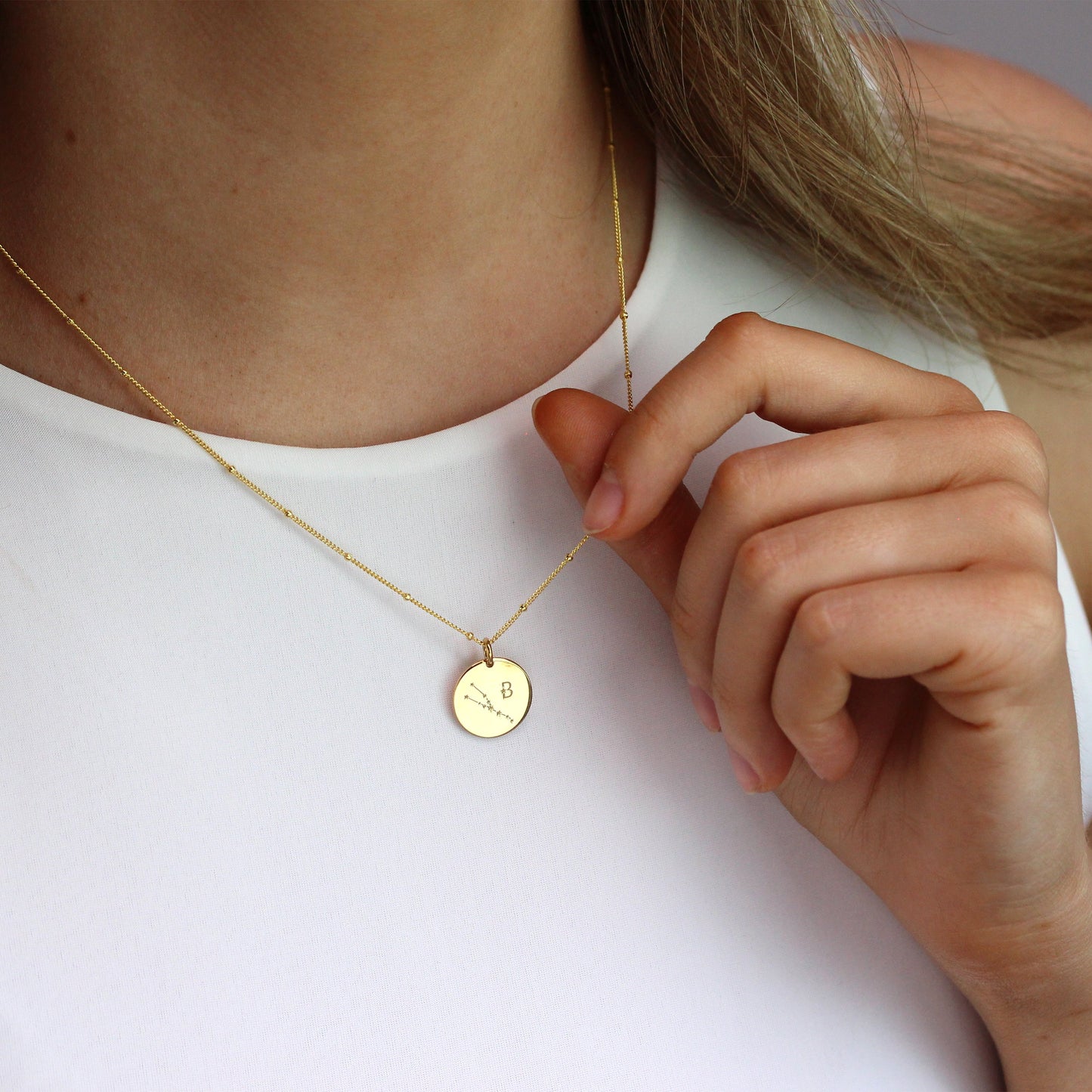 Personalisierte Halskette aus Sterlingsilber mit Sternzeichen und Initialen