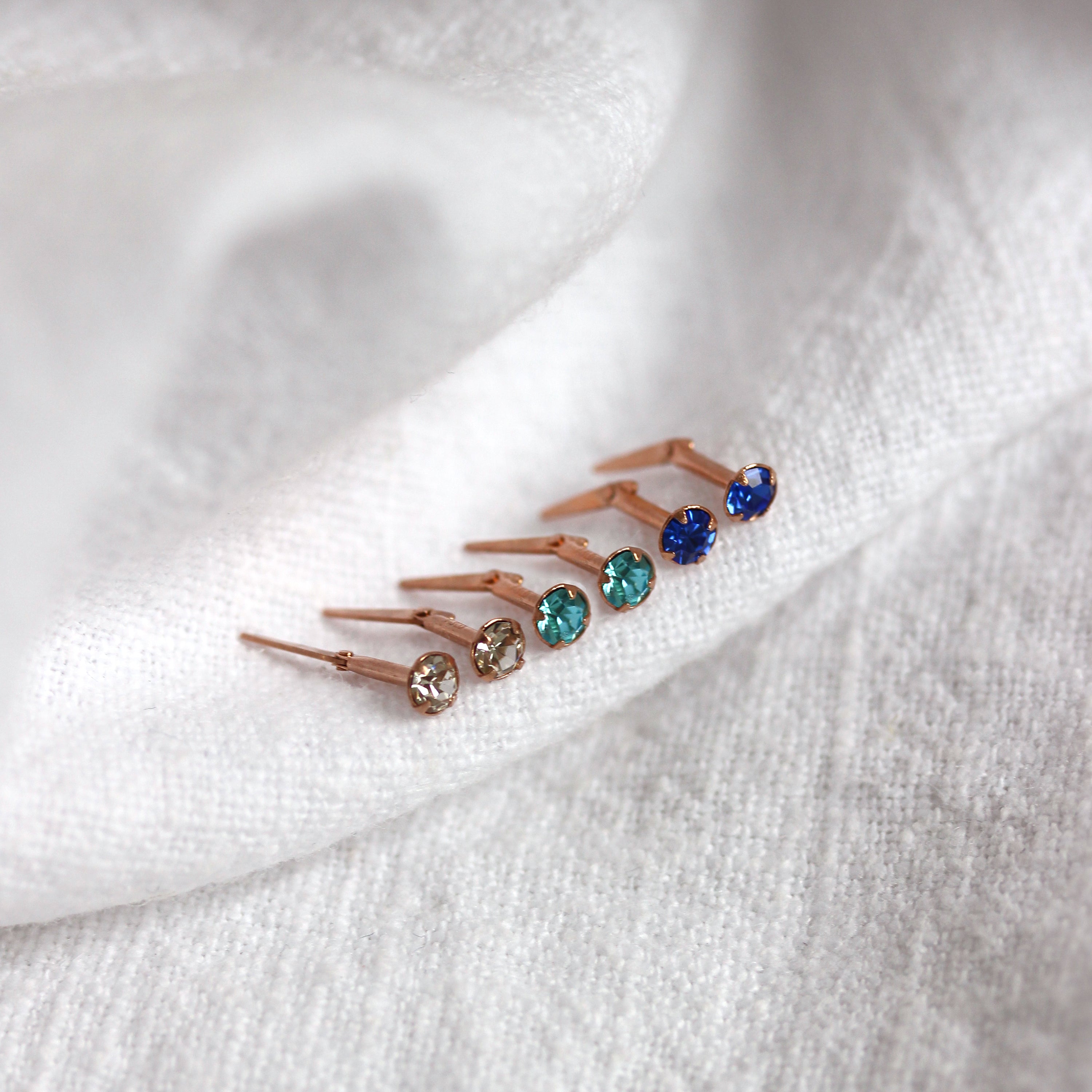 9 Karat Roségold Andralok Ohrstecker mit 3 mm CZ Kristall Klarer Aquamarin Saphir