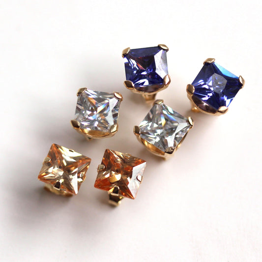 Rechteckige CZ-Ohrstecker aus 9 Karat Gelbgold mit 6 mm Durchmesser