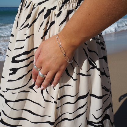 Armband aus Sterlingsilber mit ovalem Figaro-Anhänger – 19 cm