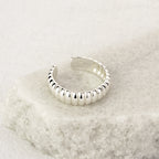 Verstellbarer schwerer Ring aus Sterlingsilber mit geriffelter Struktur