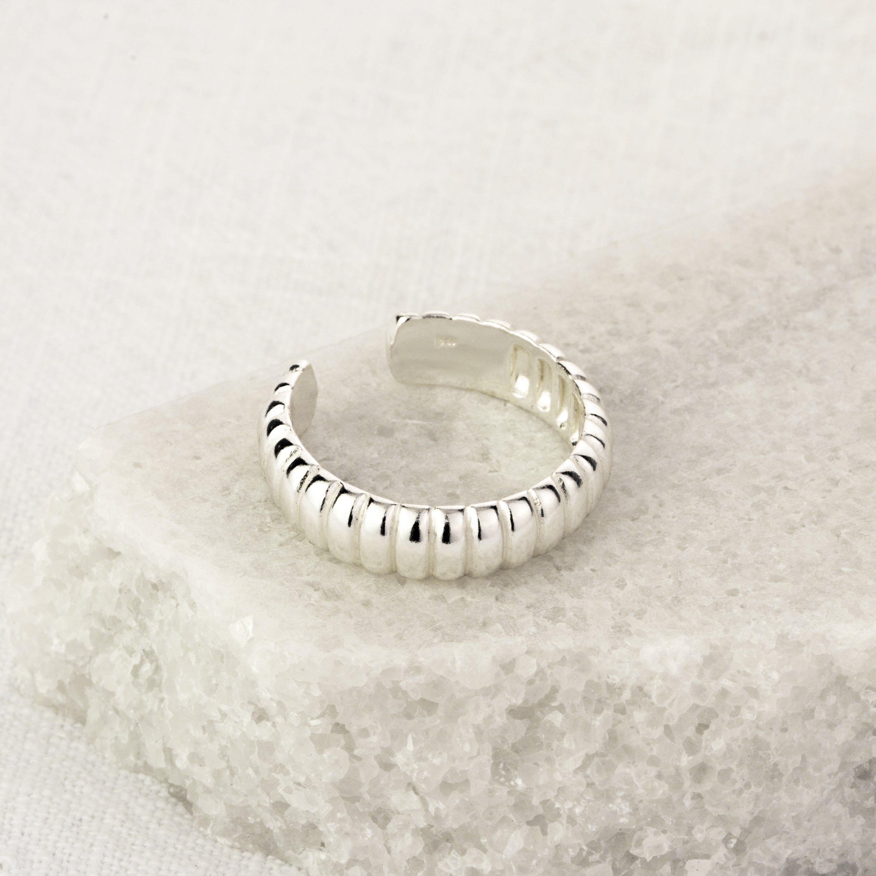 Verstellbarer schwerer Ring aus Sterlingsilber mit geriffelter Struktur