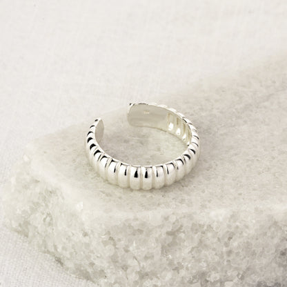 Verstellbarer schwerer Ring aus Sterlingsilber mit geriffelter Struktur