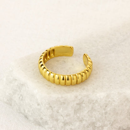 Verstellbarer schwerer vergoldeter Ring aus Sterlingsilber mit geriffelter Struktur