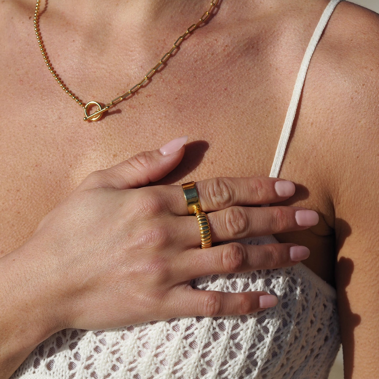 Verstellbarer schwerer vergoldeter Ring aus Sterlingsilber mit geriffelter Struktur