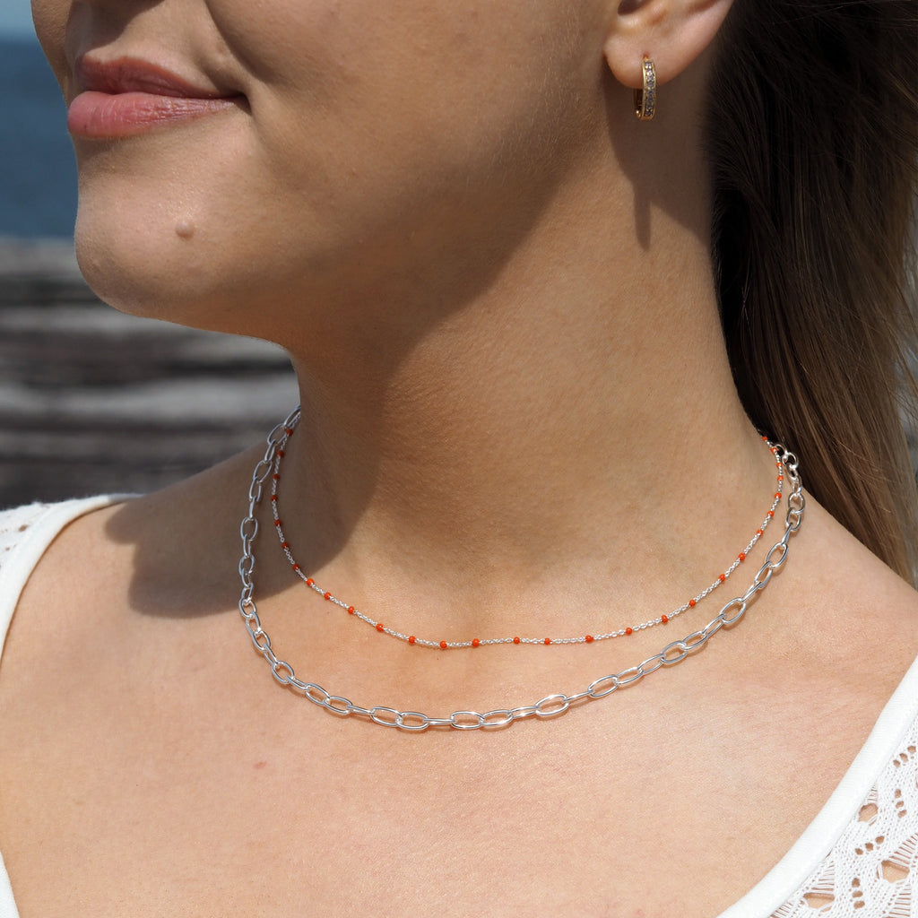 Feine Sterlingsilber-Halskette mit orangefarbener Konfetti-Emaille, 40,5 cm
